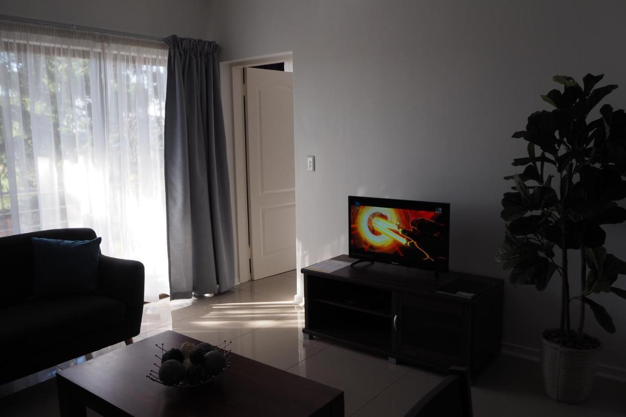 Or Tambo Self Catering Apartments, The Willows Boksburg Exterior foto