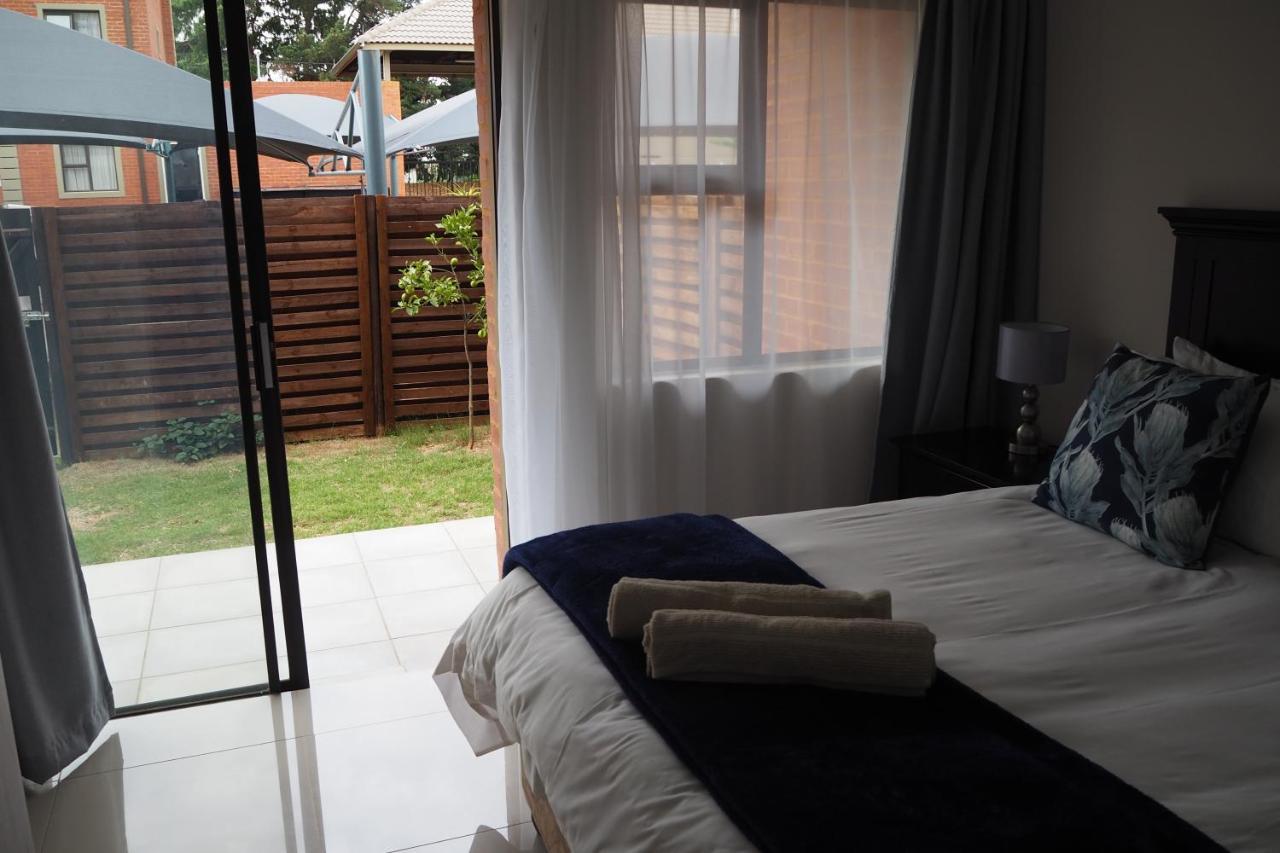 Or Tambo Self Catering Apartments, The Willows Boksburg Exterior foto