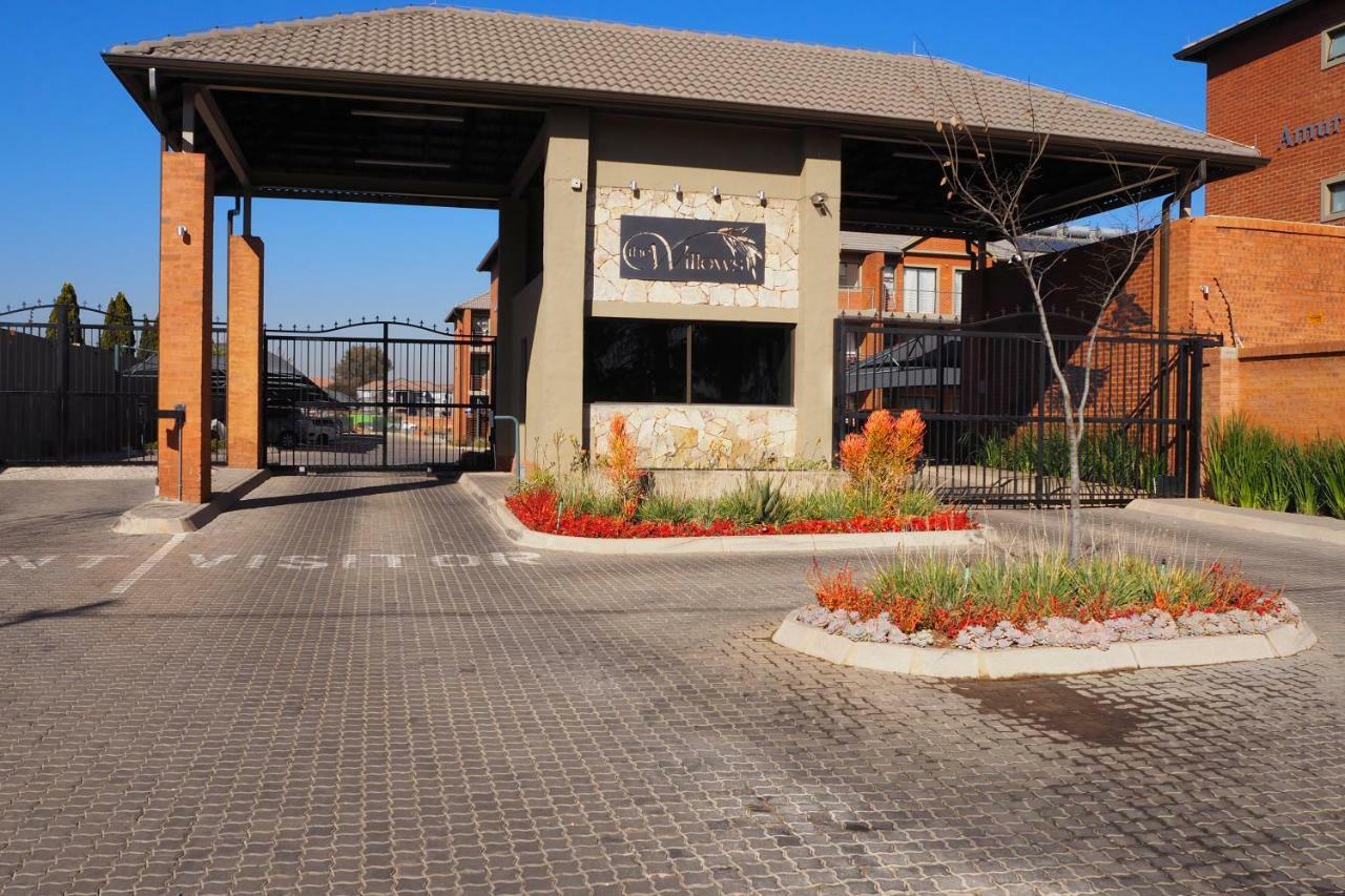 Or Tambo Self Catering Apartments, The Willows Boksburg Exterior foto